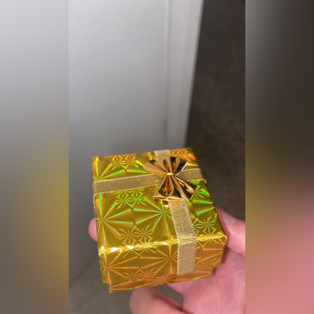 9.mm 10k gold earrings